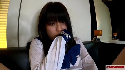 18 歲的日本女孩,小山雀用手指他媽的和性玩具噴射和高潮。穿著學校 cosplay 服裝的亞洲女孩在業餘視頻中進行口交。毛 7 大阪。